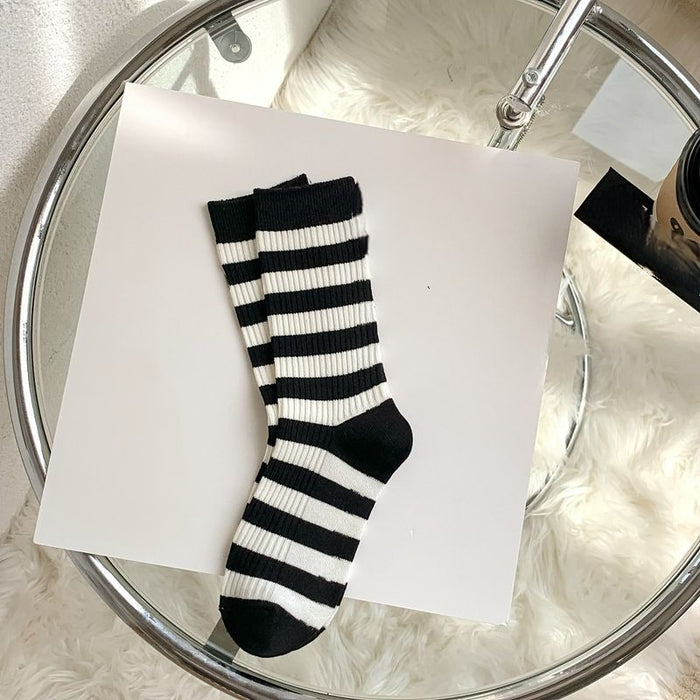 Middle Tube Letter Embroidery Cotton Socks